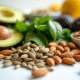 Sélection d'aliments riches en vitamine E sur une table blanche